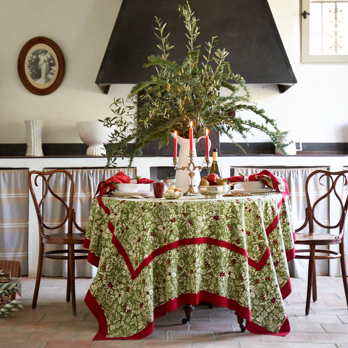 Baies de Houx Red & Green Tablecloth