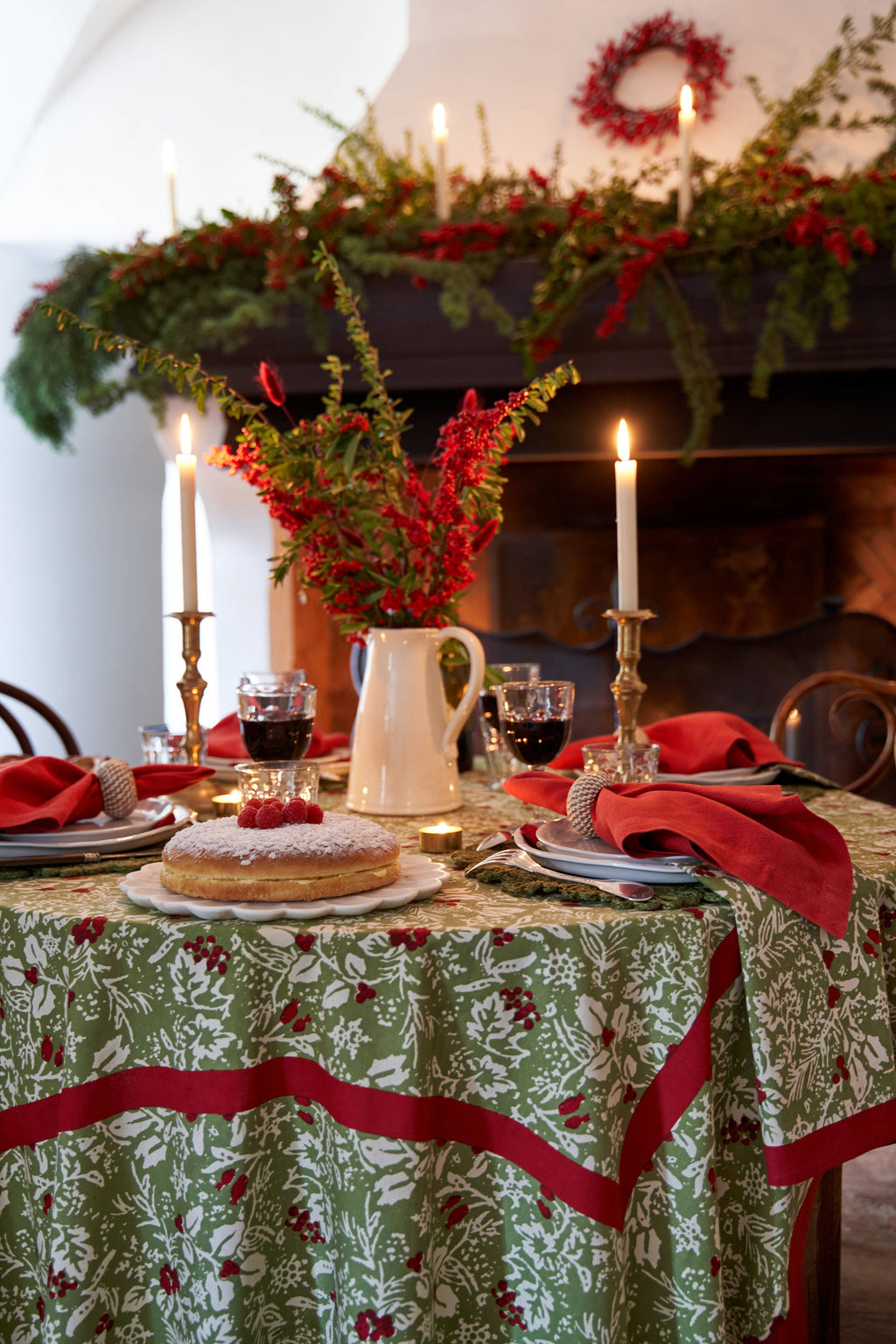 Baies de Houx Red & Green Tablecloth