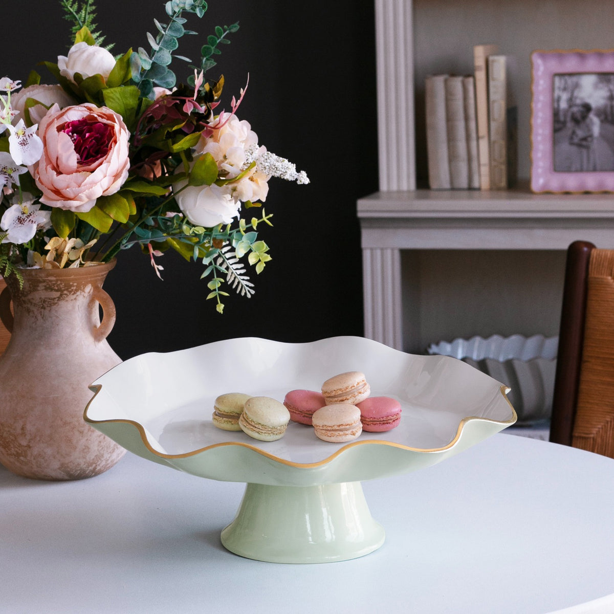 ENCANTO Carola Pedestal Cake Plate (Pistachio and White)
